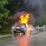gorjela dva automobila